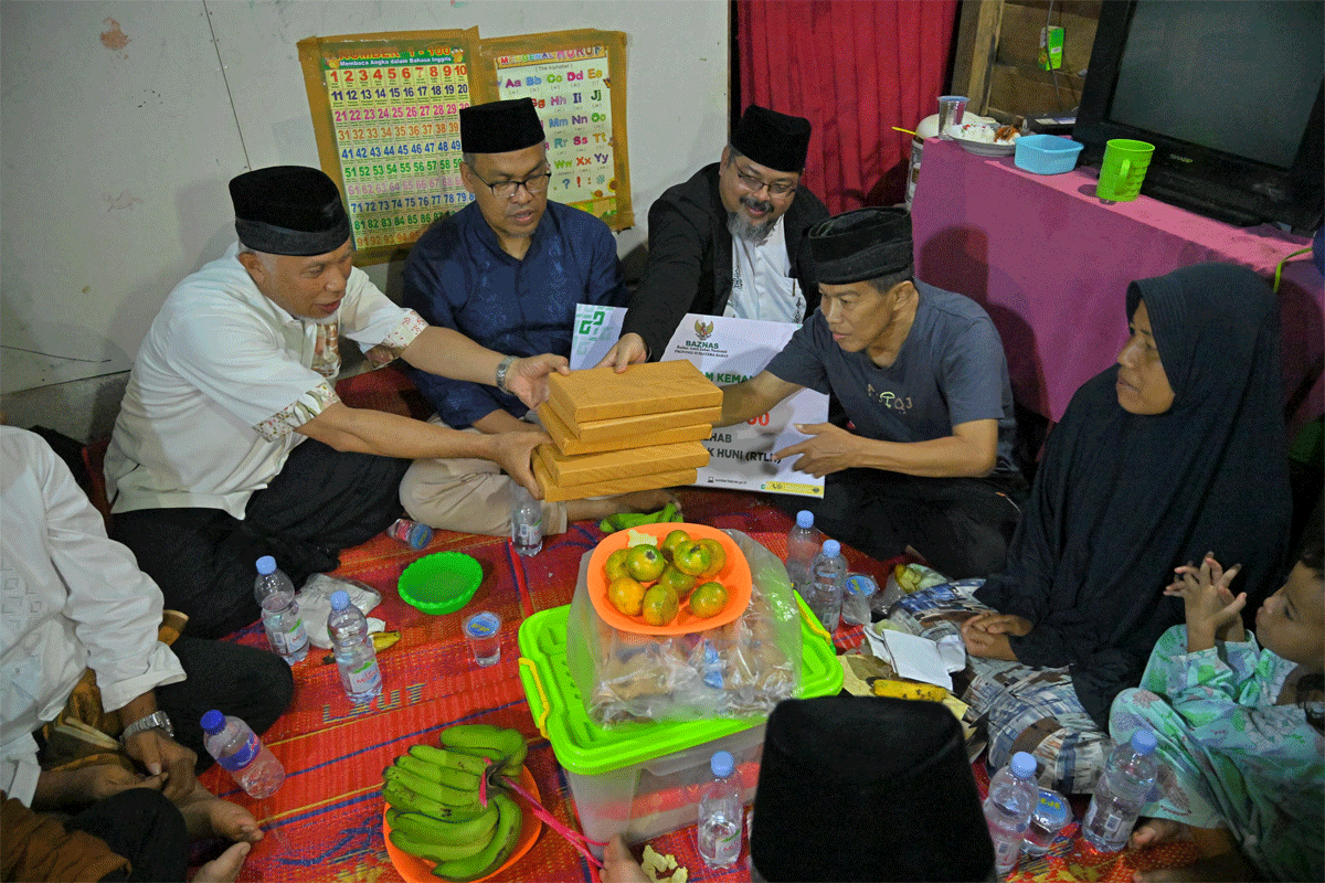 Gubernur Mahyeldi serahkan bantuan untuk rehab rumah di Nagari Jawi-Jawi. (Biro Adpim)