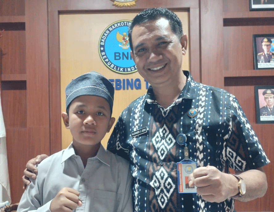 Kepala Badan Narkotika Nasional (BNN) Kota Tebing Tinggi AKBP Alexander S Soeki dan santri Hafiz Qur'an Sultan Habib Al Kindi Saragih.