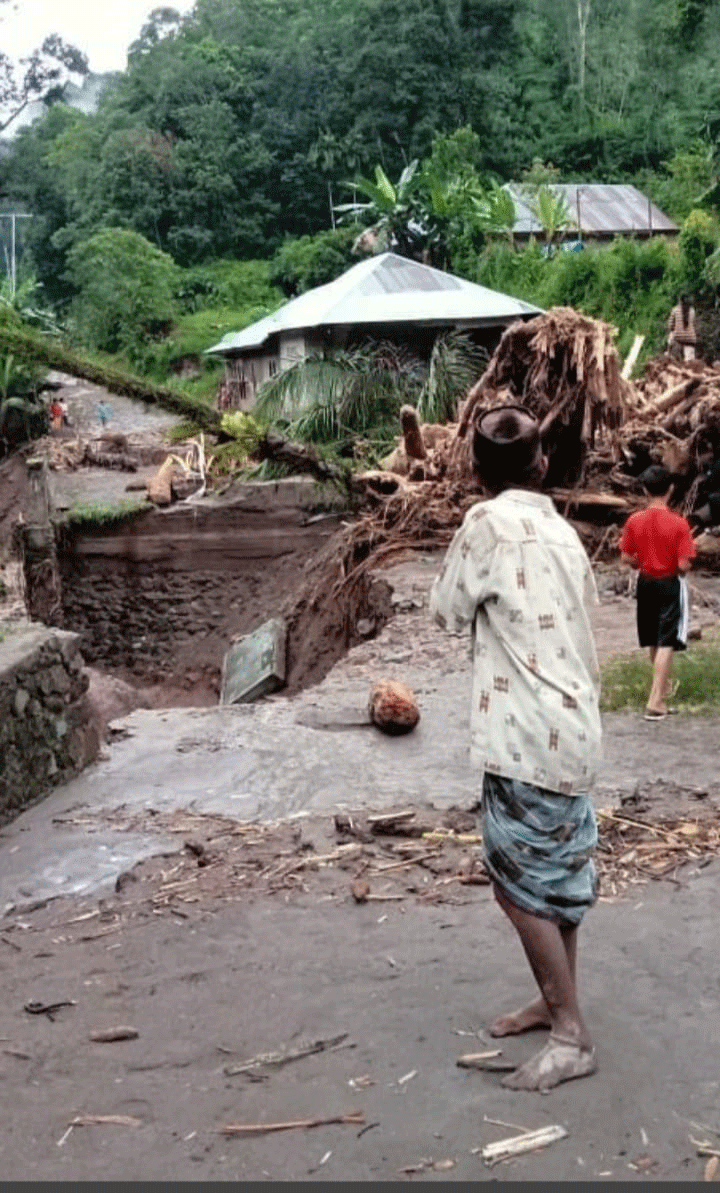 Sisa banjir di Nagari Ganting Mudik Utara Surantih