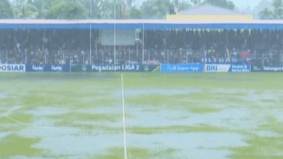 Stadion di Biak tergenang akibat hujan