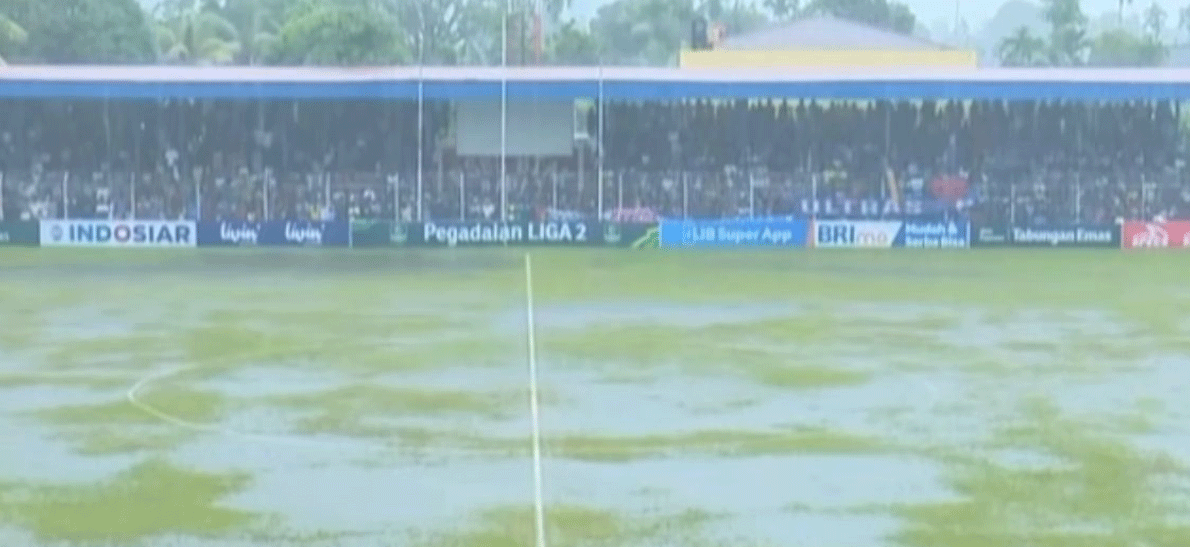 Stadion di Biak tergenang akibat hujan