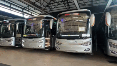 Sejumlah armada PO Miyor suite combi di Karoseri Laksana. (Tangkapan layar YouTube Didit Zaenanto)