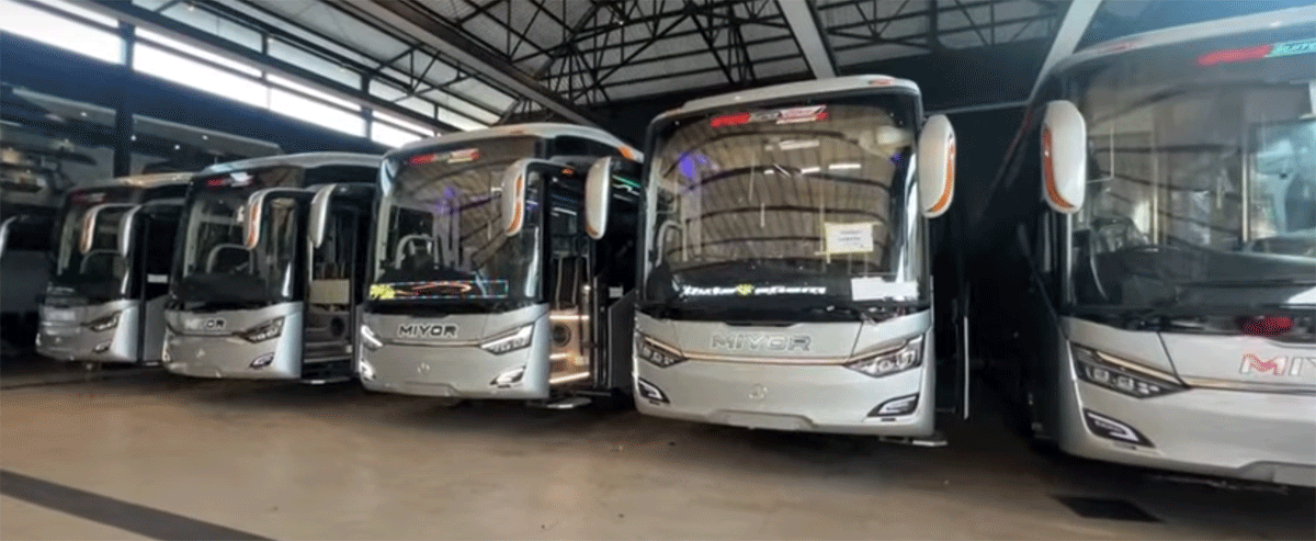 Sejumlah armada PO Miyor suite combi di Karoseri Laksana. (Tangkapan layar YouTube Didit Zaenanto)