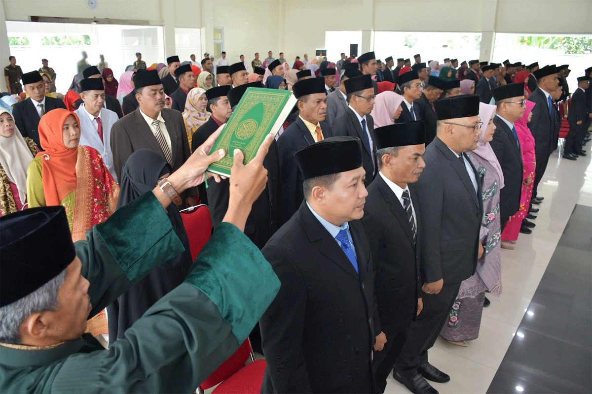 Pengucapkan sumpah pejabat yang dilantik