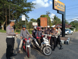 Satlantas Polres Dharmasraya Bagi-bagi Takjil ke Pengendara 3 Satlantas Polres Dharmasraya Bagi-bagi Takjil ke Pengendara