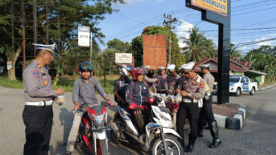 Polisi berbagi takjil dengan pengendara