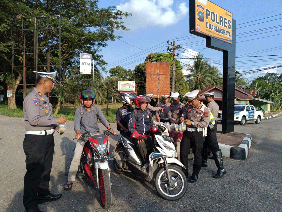 Polisi berbagi takjil dengan pengendara