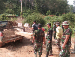 Prajurit TNI dan Warga Bangun Jembatan di Nagari Tanjung Bonai Aur Selatan