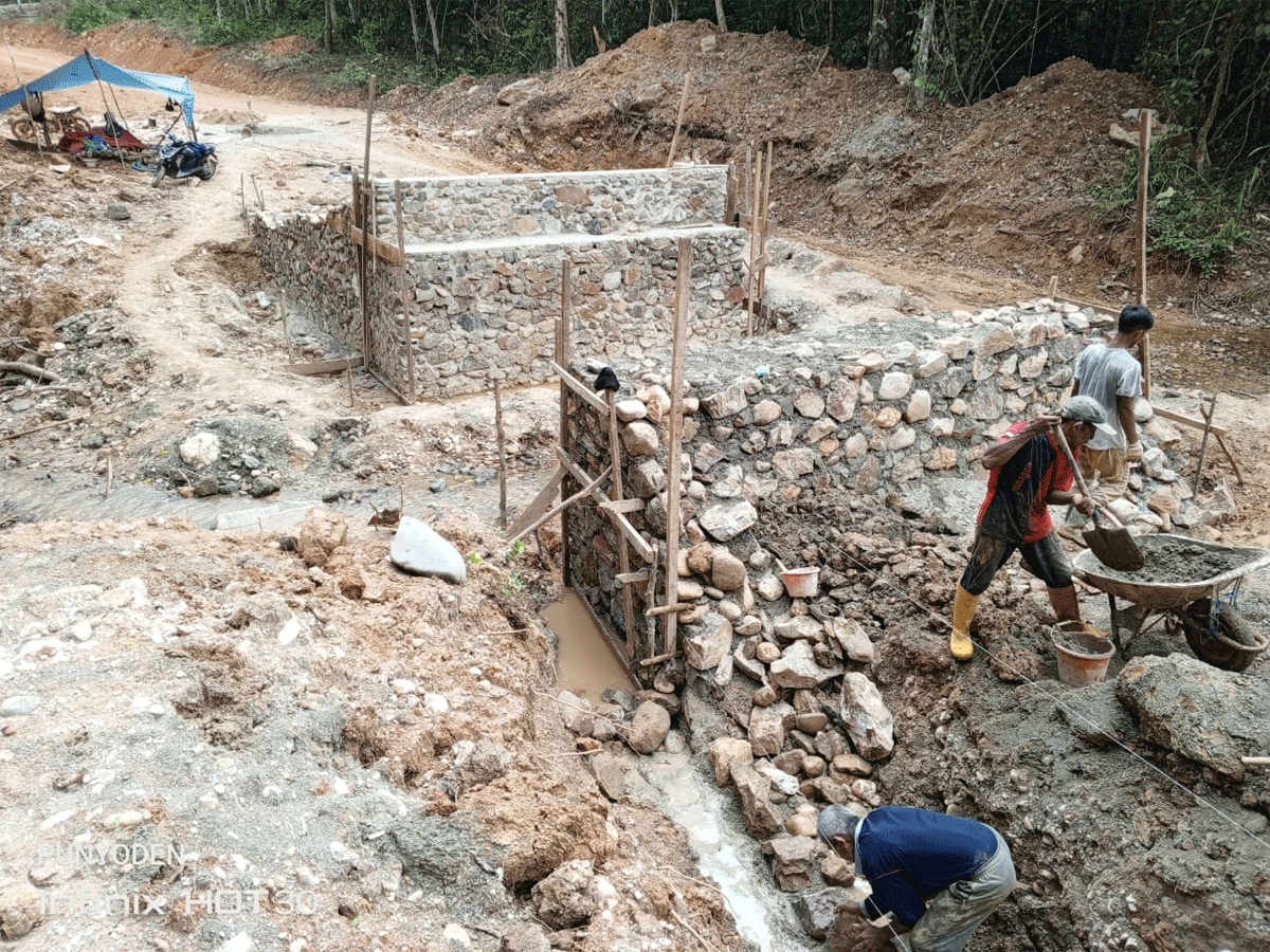 Pengerjaan pembangunan jembatan. (*)