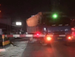 Terobos Pintu Perlintasan dan Mogok, Kereta Api Putri Deli Hantam Truk di Perbaungan 9 Terobos Pintu Perlintasan dan Mogok, Kereta Api Putri Deli Hantam Truk di Perbaungan