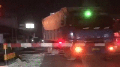 Truk mogok di perlintasan kereta api