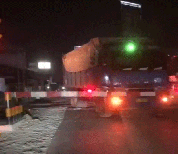Truk mogok di perlintasan kereta api