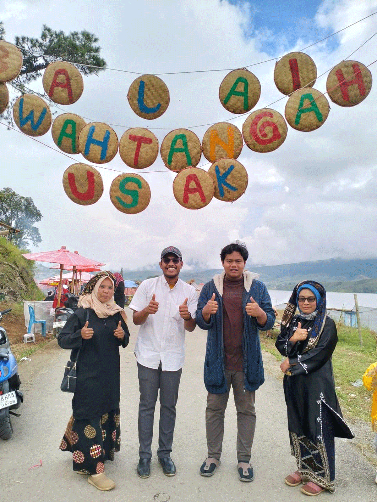 Para pengunjung foto bersama di Pasar Wisata Usak, Kabupaten Solok