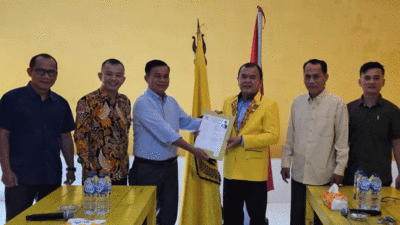 Alinuru Laoli serahkan formulir pendaftaran di Partai Golkar