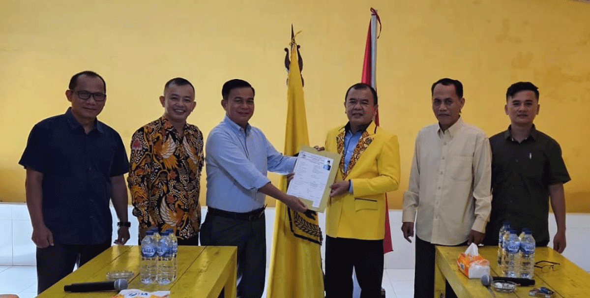 Alinuru Laoli serahkan formulir pendaftaran di Partai Golkar