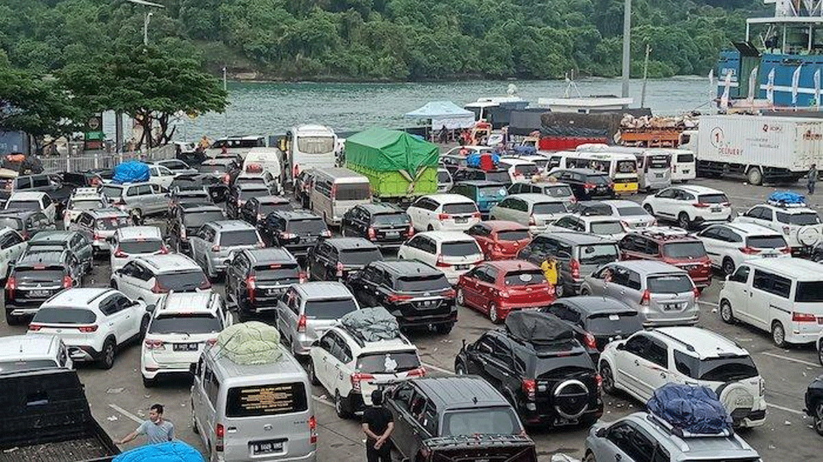 Antrean kendaraan di Pelabuhan Merak menunggu pemberangkatan kapal ke Bakauheni. (warta kota)