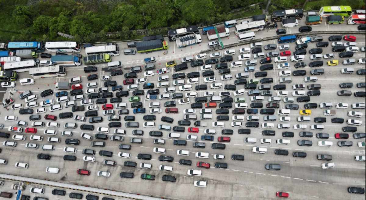 Para pemudik di gerbang tol. (pasundan ekspres)