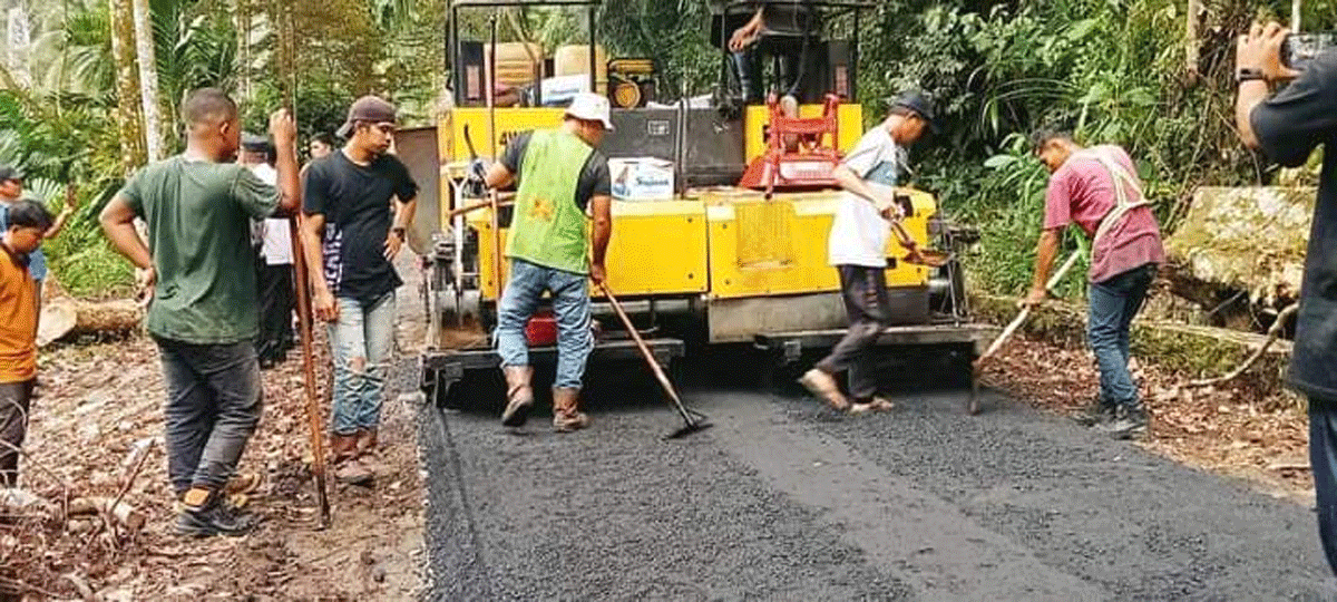 Pengaspalan jalan di Nagari Dalko, Agam.