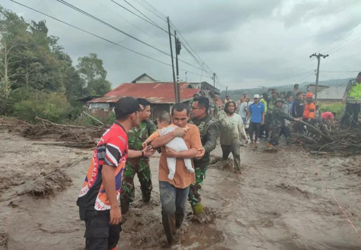Warga Batabuah dievakuasi setelah terjadi banjir lahar dingin berasal dari puncak Gunung Marapi.