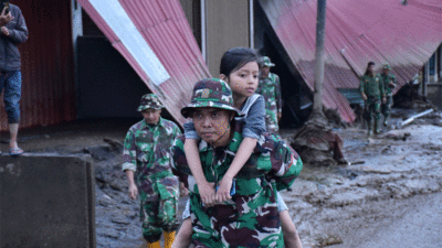 Petugas evakuasi warga yang terdampar banjir lahar Marapi.