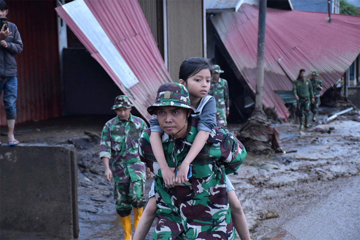 Petugas evakuasi warga yang terdampar banjir lahar Marapi.