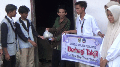Tanamkan Sifat Peduli, Siswa SMA Negeri 2 Pulau Punjung Berbagi dengan Sesama
