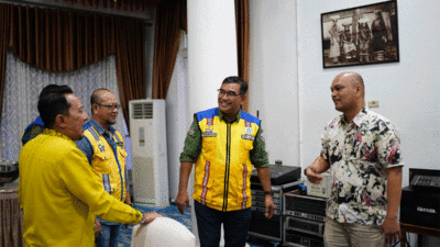 Bupati Tanah Datar Eka Putra didampingi Kepala Dinas PUPR Ten Feri, Kepala Bappeda Litbang Adriyanti Rustam, Sabtu (20/4/2024) malam bertemu dengan Kepala Balai Pelaksana Jalan Nasional (BPJN) Sumatera Barat, Thabrani di Gedung Indojolito Batusangkar.