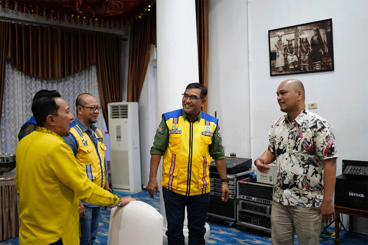 Bupati Tanah Datar Eka Putra didampingi Kepala Dinas PUPR Ten Feri, Kepala Bappeda Litbang Adriyanti Rustam, Sabtu (20/4/2024) malam bertemu dengan Kepala Balai Pelaksana Jalan Nasional (BPJN) Sumatera Barat, Thabrani di Gedung Indojolito Batusangkar.