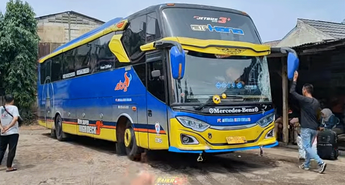 Bus ABG di Terminal Pondok Pinang. (Channel YouTube AIKR Arif Ichwan)