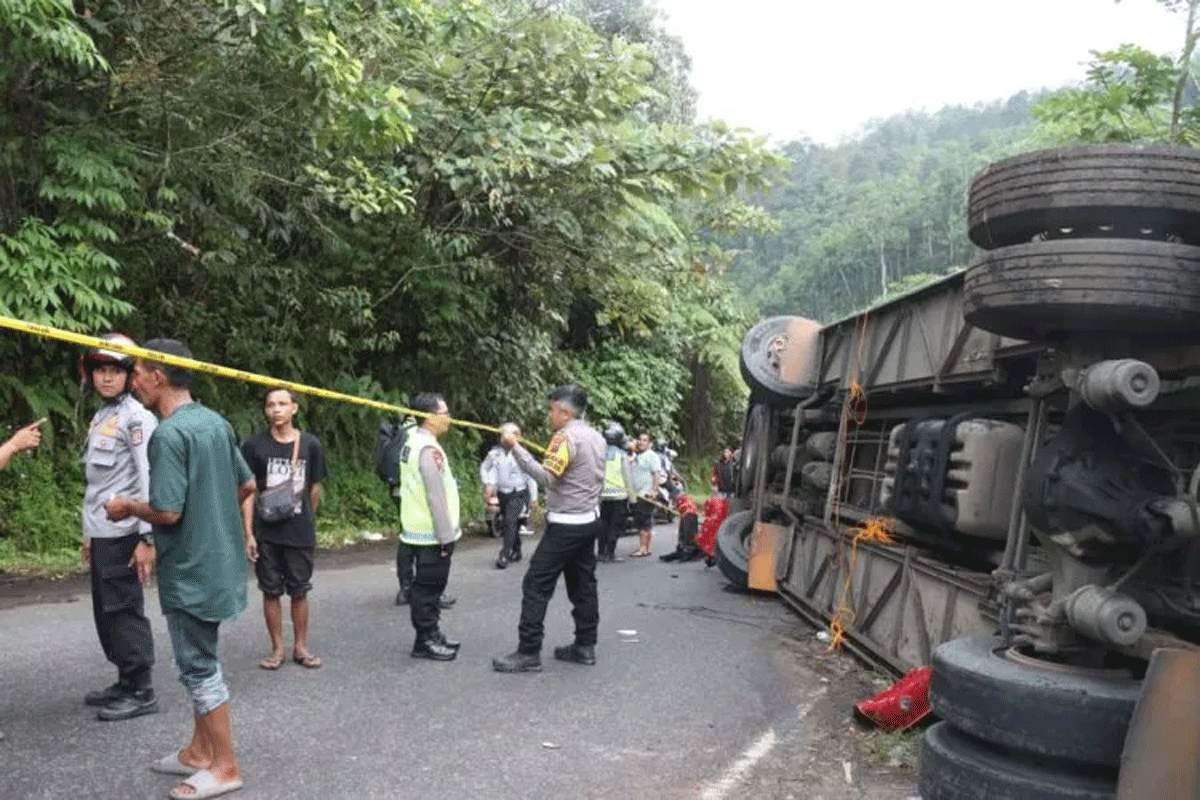 Bus ALS mengalami kecelakaan di Malalak. Bus berangkat dari Medan tujuan Jakarta