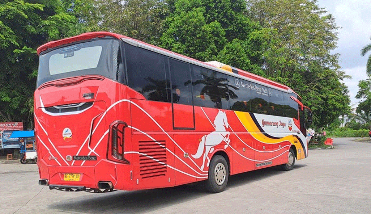 Bus Gumarang Jaya di Terminal Bareh Solok