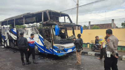 Bus Haryanto yang terbakar di Ring Road Barat, Kapanewon Gamping, Kabupaten Sleman, Kamis (18/4/2024).