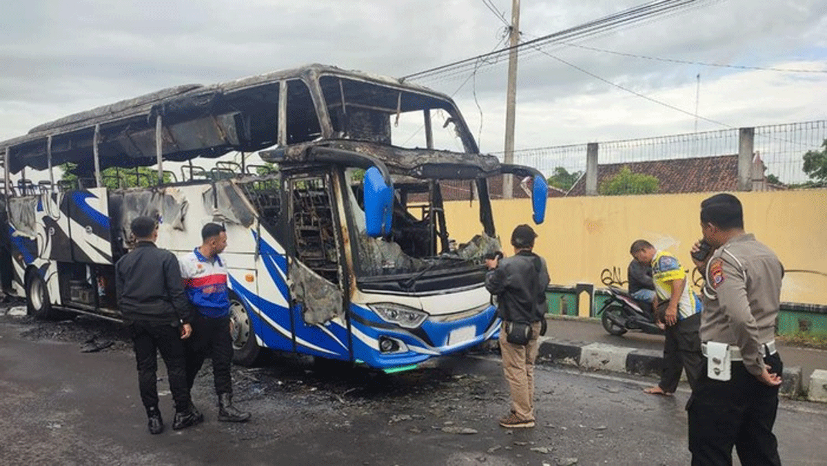 Bus Haryanto yang terbakar di Ring Road Barat, Kapanewon Gamping, Kabupaten Sleman, Kamis (18/4/2024).
