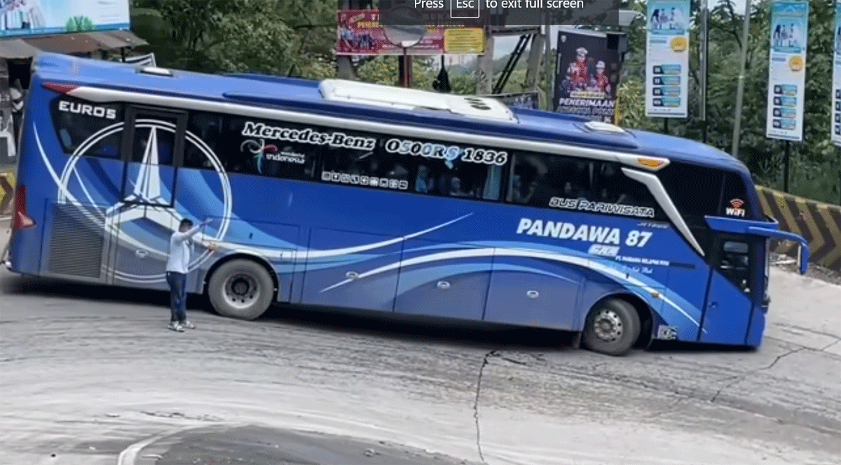 Bus Pandawa 87 turuni tikungan tajam Sitinjau Lauik. (YouTube Sitinjau Lauik Truck Video Channel)