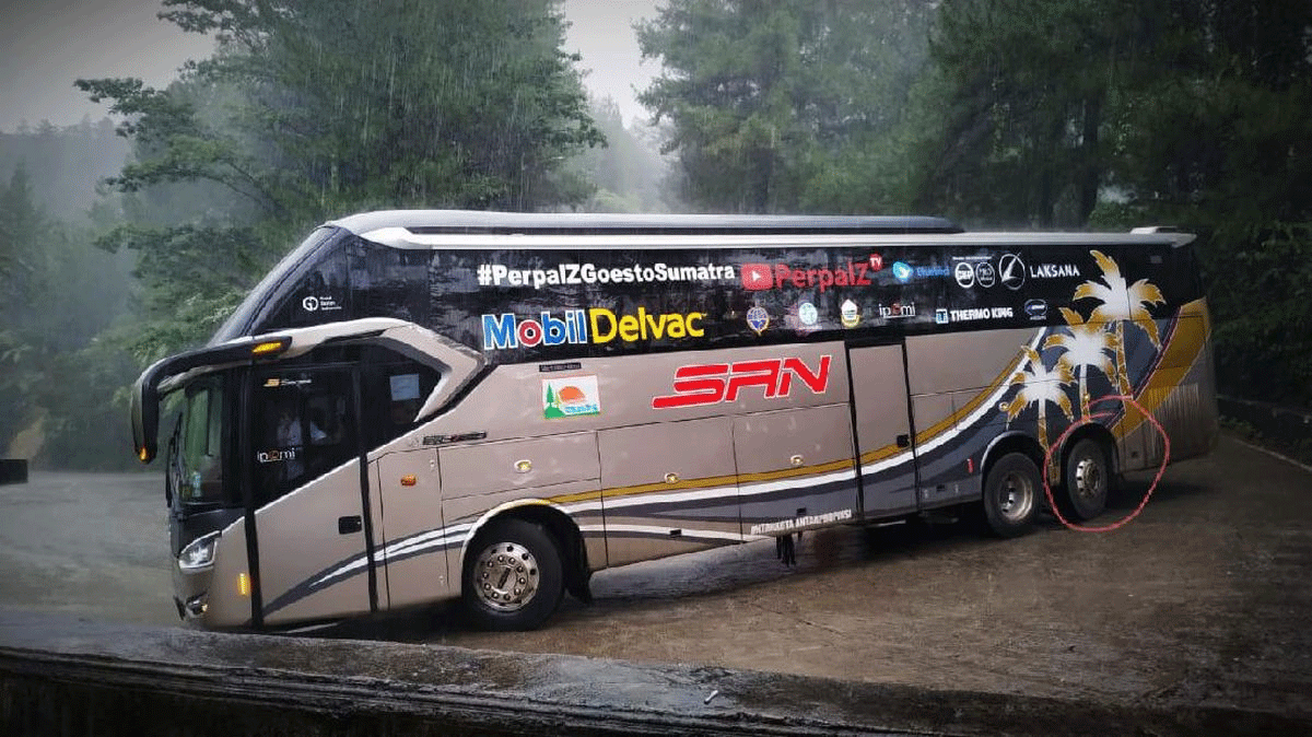 Bus SAN lewati tikungan ekstrim Sitinjau Lauik. (detikcom)