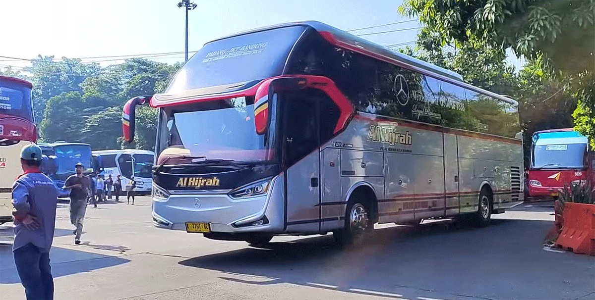 Bus Sumbar di Terminal Kampung Rambutan. (YouTube AnakTerminal VLOG)