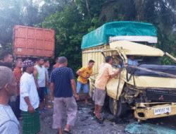 Hindari Jalan Berlubang, Dua Truk Akhirnya Laga Kambing di Sijunjung