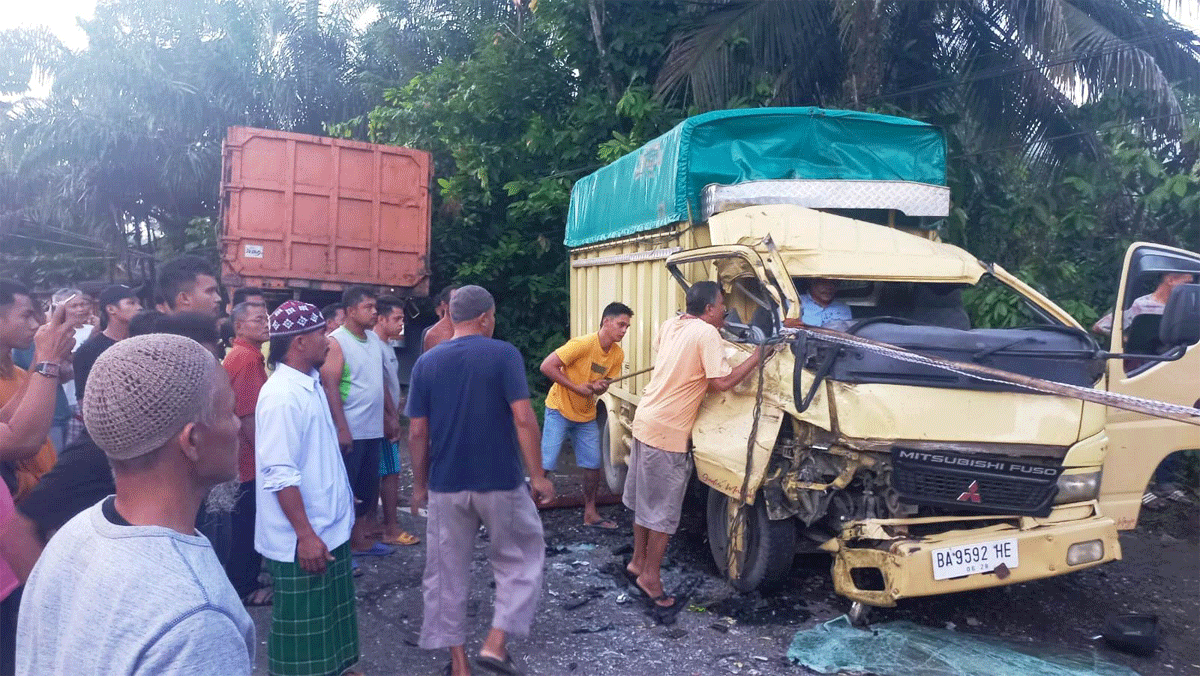 Dua mobil terlibat kecelakaan di Sijunjung, Minggu (28/4/2024)
