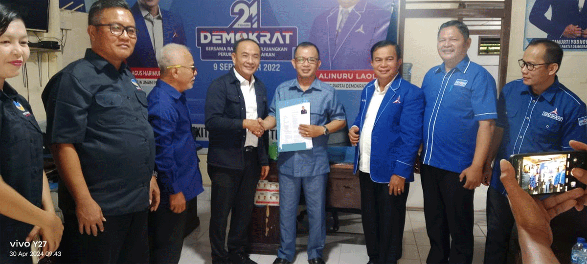 Yosafati Waruwu serahkan pendaftaran ebagai bakal calon kepala daerah di Partai Demokrat Nias.
