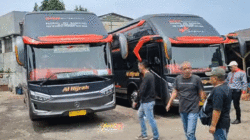 Dua bus Al Hijrah di Pondok Pinang. (Channel YouTube AIKR Arif Ichwan)