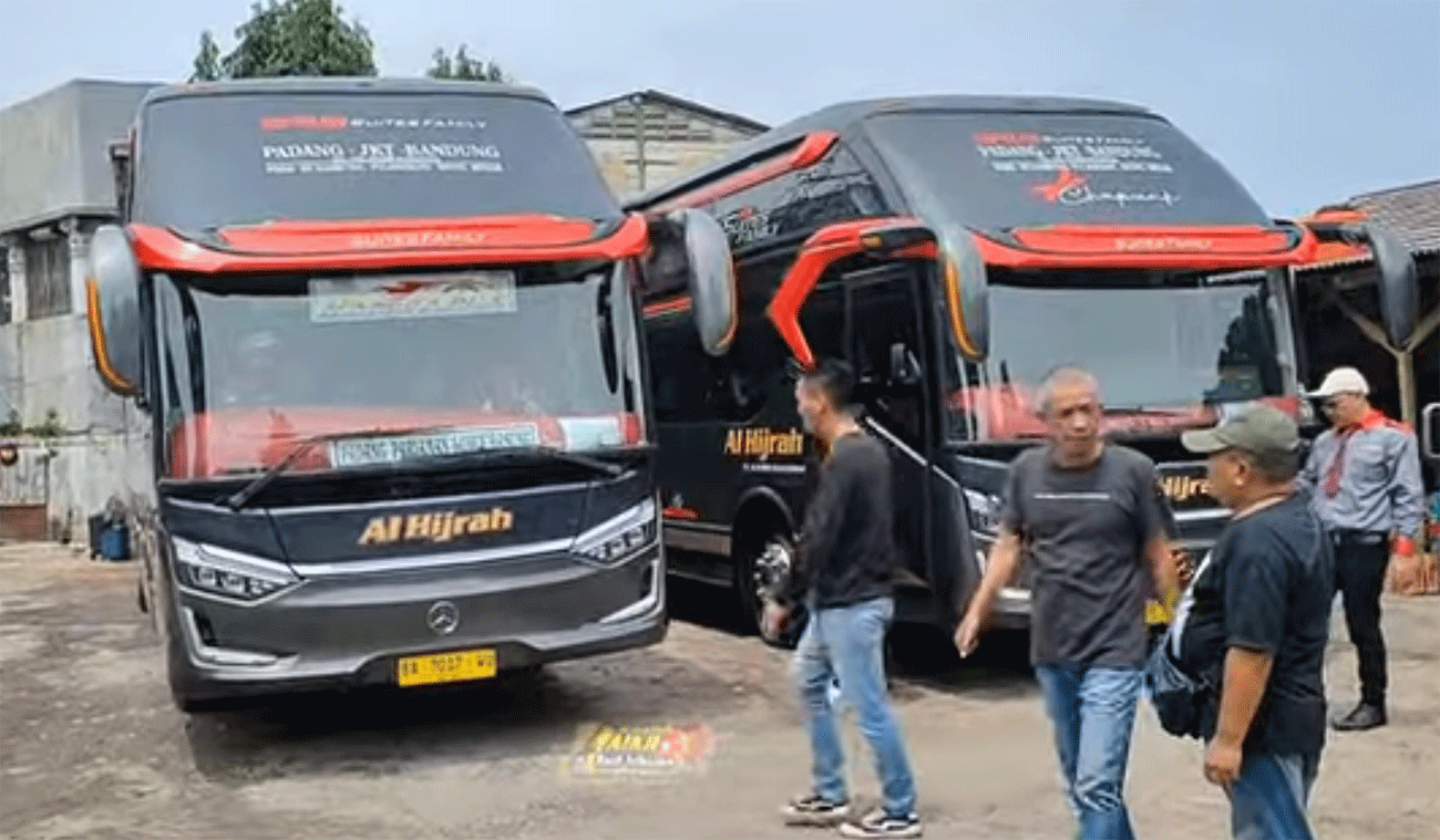 Dua bus Al Hijrah di Pondok Pinang. (Channel YouTube AIKR Arif Ichwan)