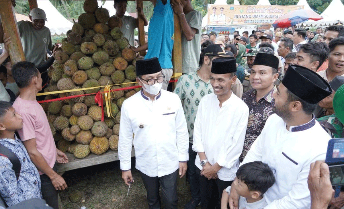 Warga kunjungi festival durian di Pulau Mutiara Lubuk Gadang Utara, Solok Selatan