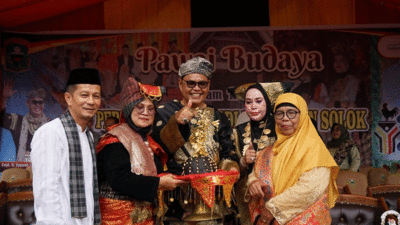 Bapak Kusir Bendi, Ibu Pedagang Beras Keliling, Anak Jadi Bupati Solok