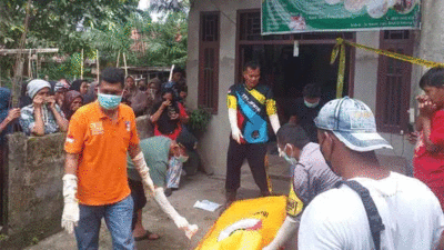 Evakuasi jenazah yang ditemukan membusuk pada sebuah rumah.