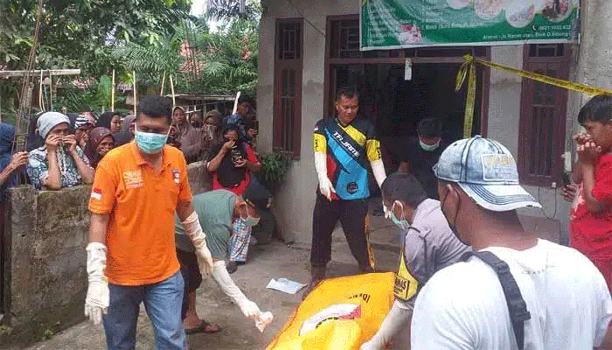 Evakuasi jenazah yang ditemukan membusuk pada sebuah rumah.