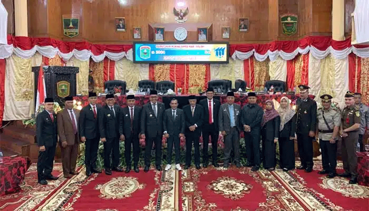 Foto bersama usai paripurna DPRD Kabupaten Solok.