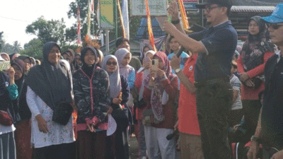 Asisten Perekonomian dan Pembangunan Sekretariat Daerah, Jetson melepas peserta jalan sehat
