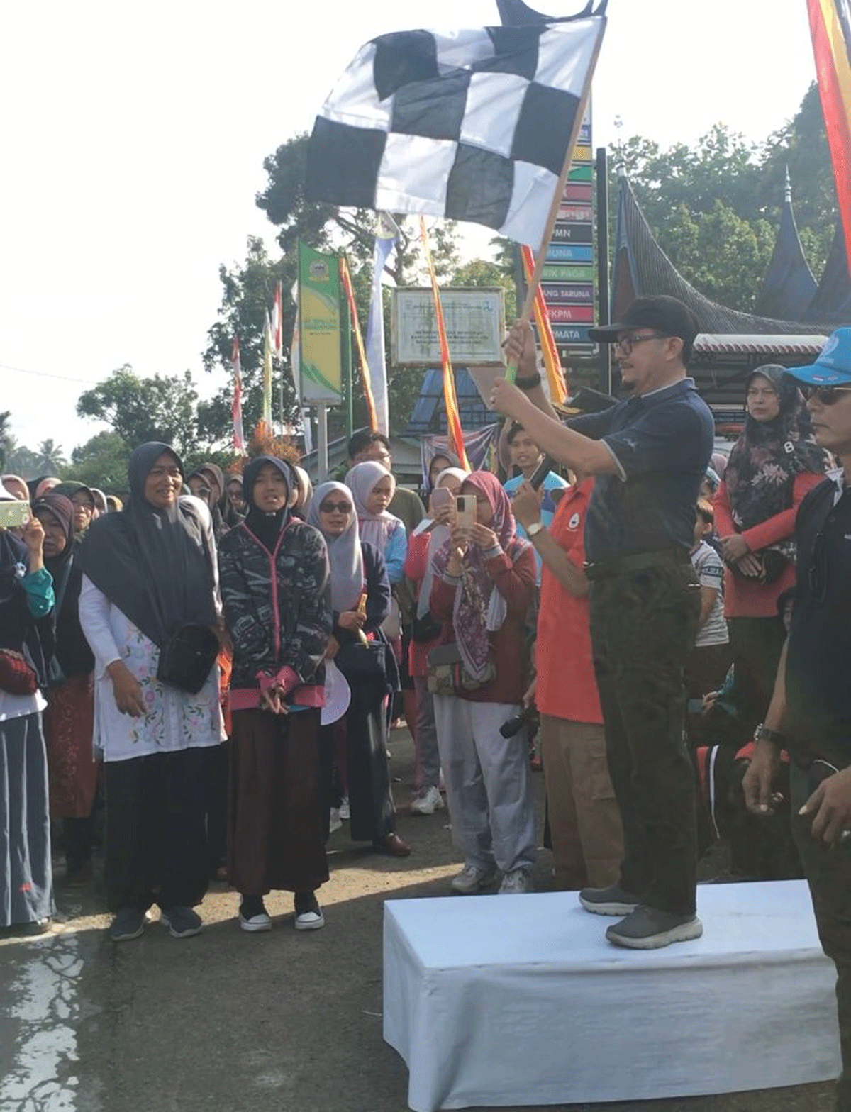 Asisten Perekonomian dan Pembangunan Sekretariat Daerah, Jetson melepas peserta jalan sehat