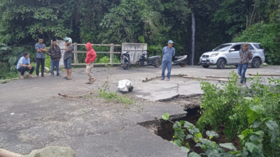 Jembatan yang terancam terban setelah dihantam banjir. (minangsatu)