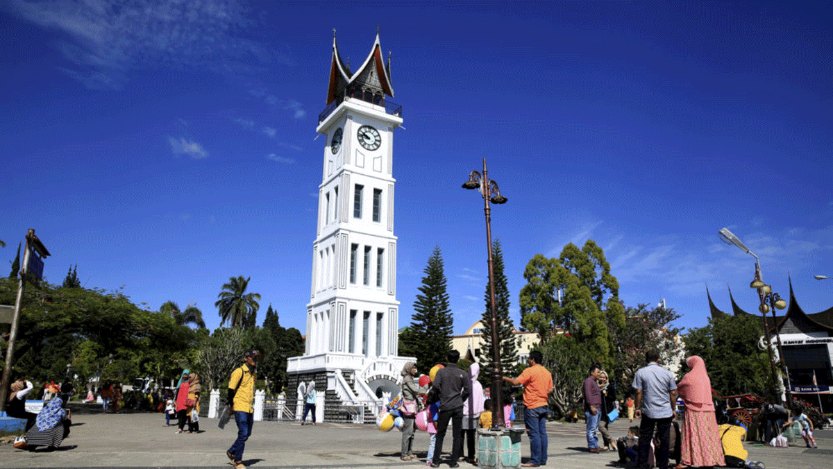 Warga di sekitar ikon Bukittinggi, jam gadang. (kompas.id)